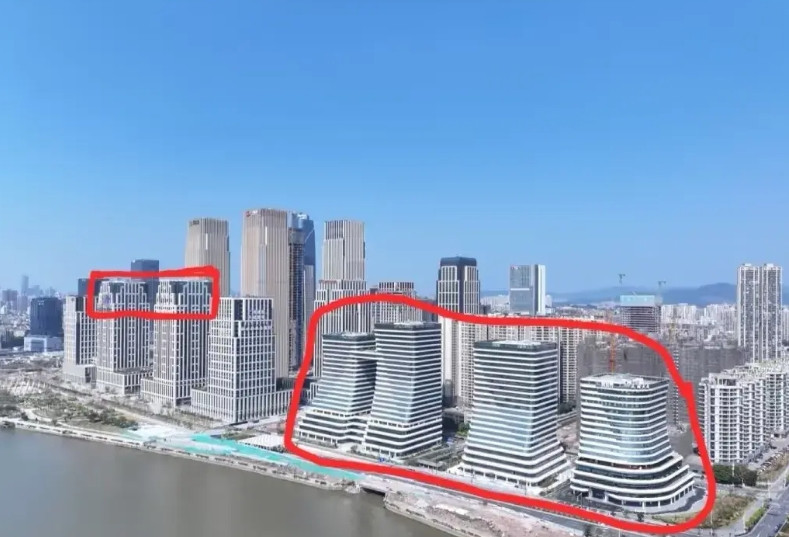 很多人不满意金融城的建筑颜值，我感觉广州金融城主要是丑在这两处：一处是左边红圈里