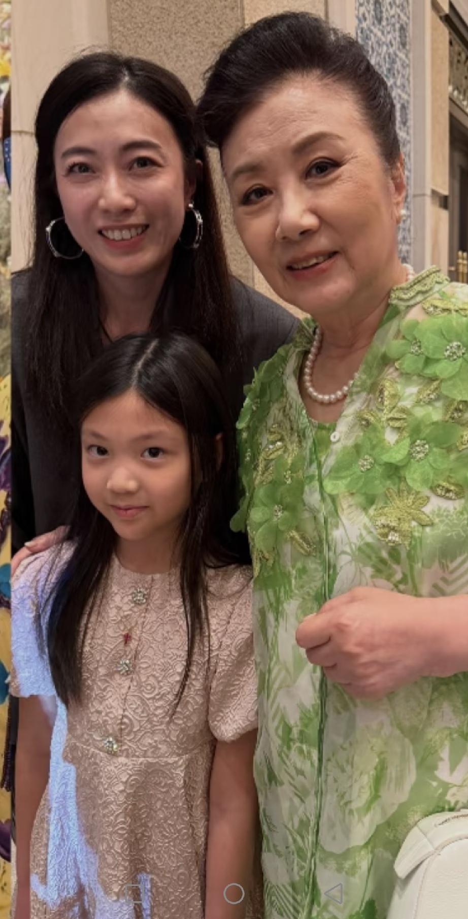 甘比和刘銮雄的小女儿刘秀儿，和小时候的甘比长的好像，古灵精怪、乖巧又可人。刘秀