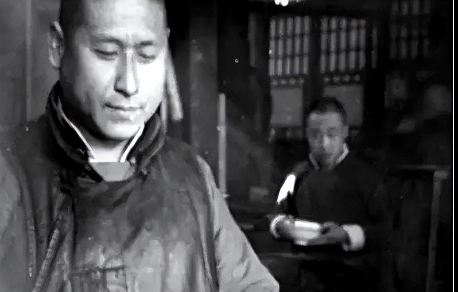 1949年，代号“608”的地下党，因唯一的交通员病逝，和党组织失联，这时，他想