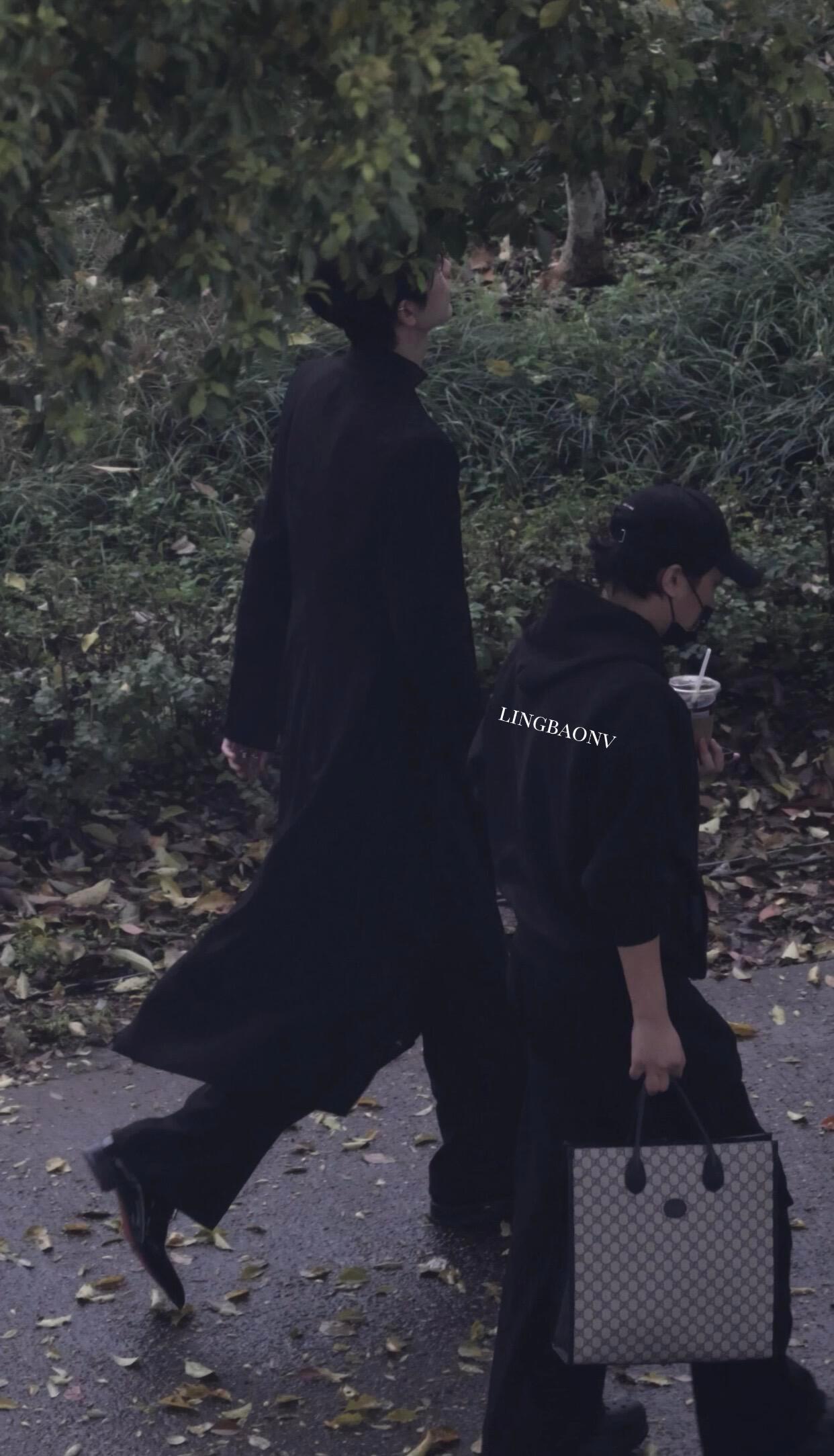 张凌赫光看背影就知道是大帅哥