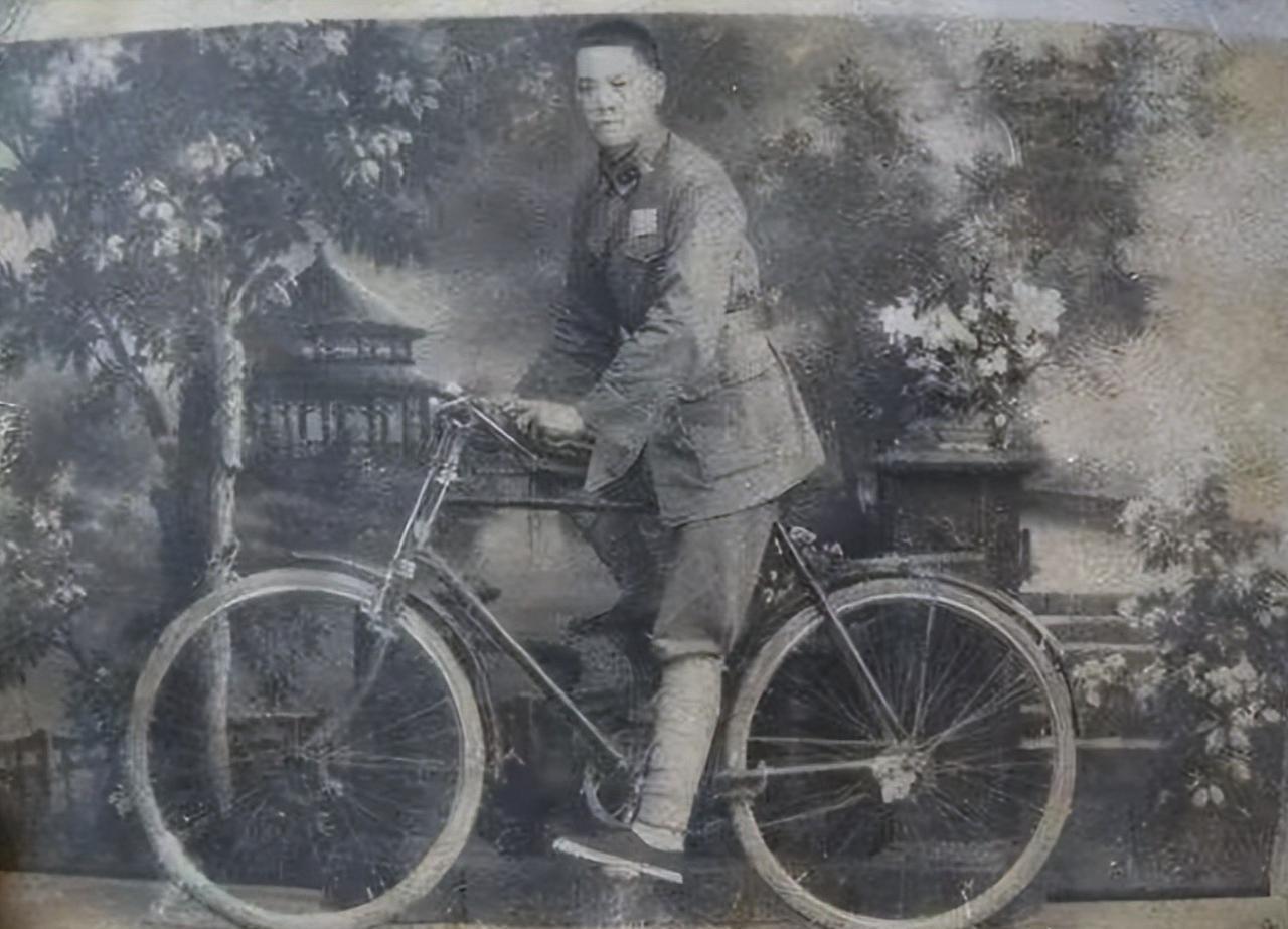 1951年，一野运输队往前线送物资，突然，上千土匪从山沟冲出突袭。两个主力师围剿