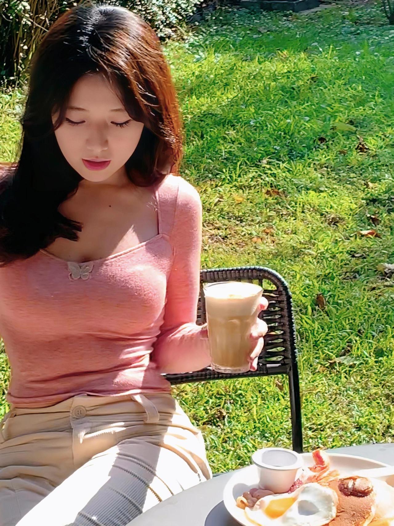 桌上美味多，香气扑鼻来。