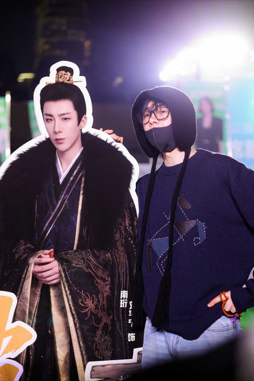 刘宇宁空降爱奇艺尖叫嘉年华与破亿角色海报合影，与角色海报同框氛围感拉满～古装男