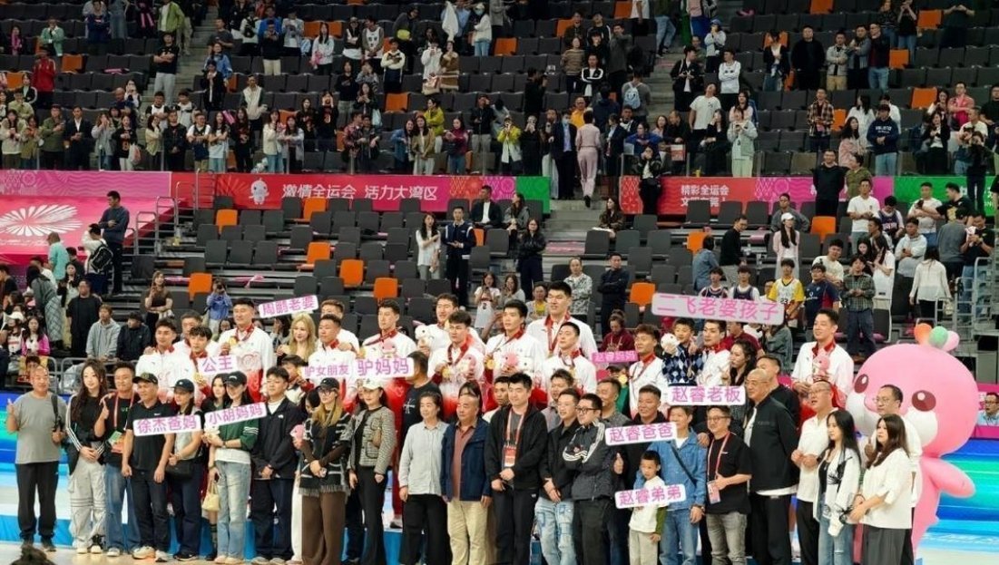 冠军背后，谁站C位？这张合影让所有人破防了！你绝对想不到，广东男篮夺冠后最抢镜的