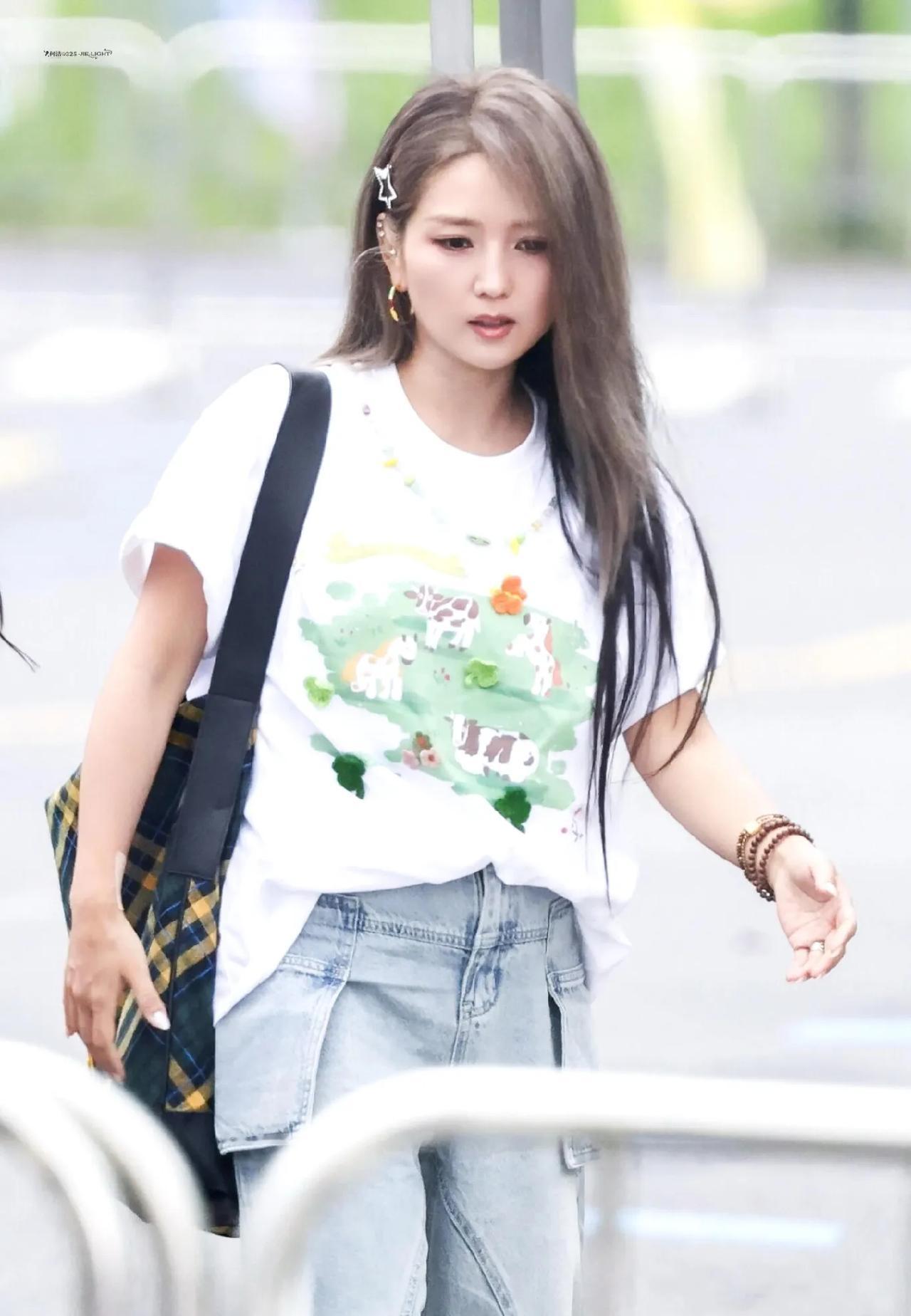 何洁这组路透，直接美回少女时代了！浅灰长发配星星发夹，元气感直接拉满！白T+