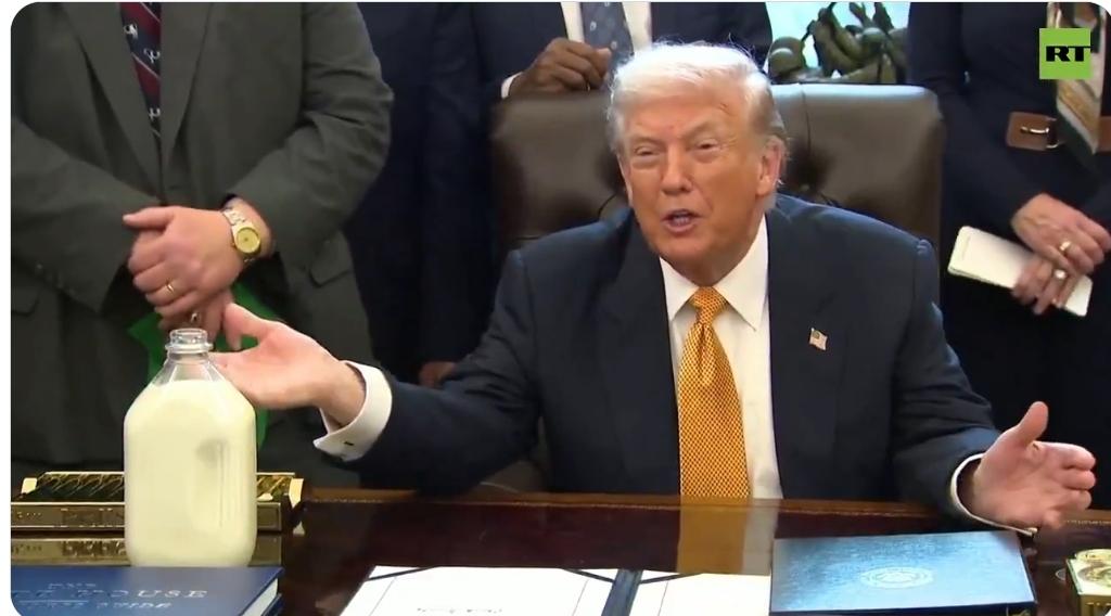 特朗普在签署一项允许学校提供全脂牛奶的法案时，现场拿出一瓶放了5天的牛奶，对着记