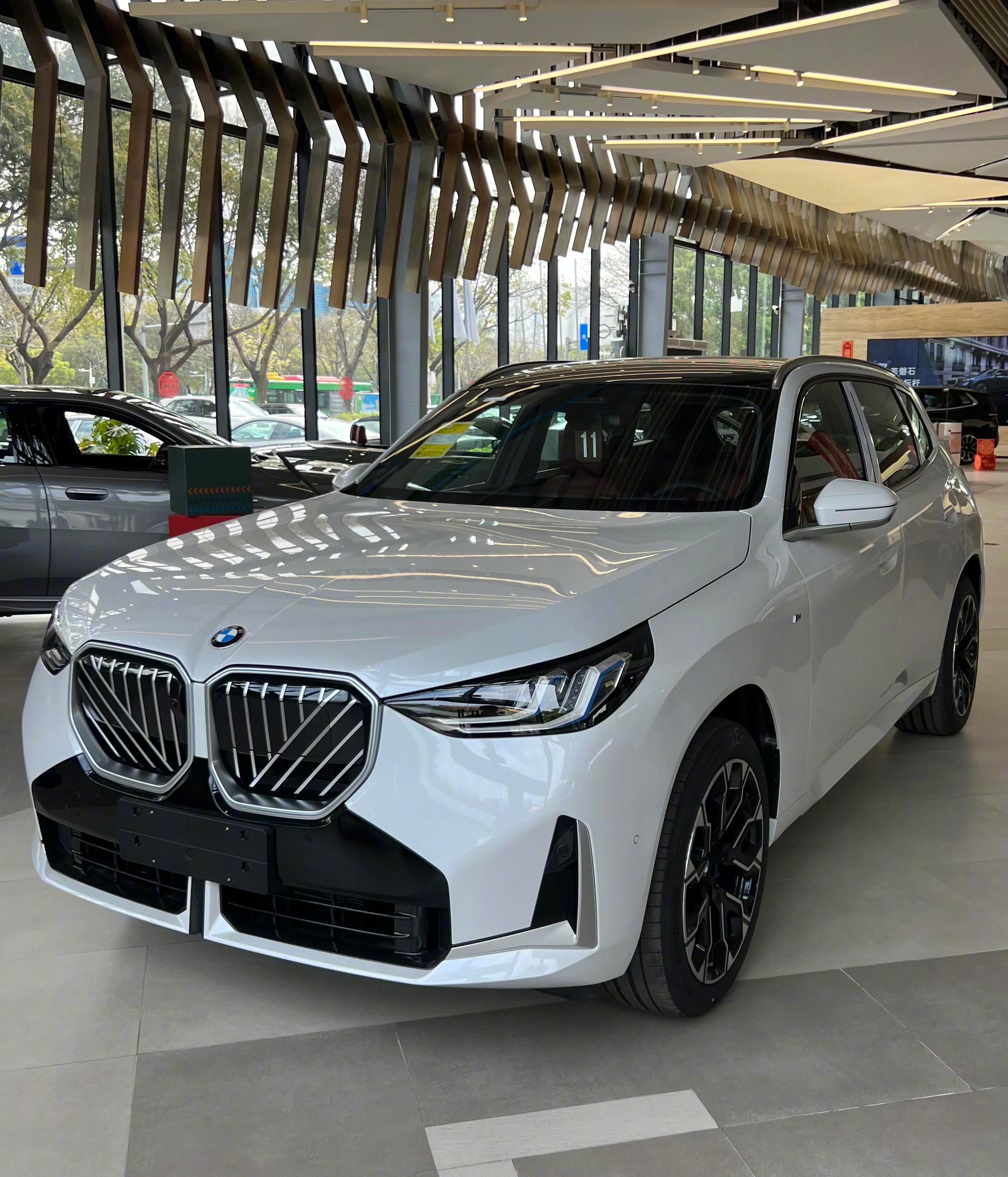 宝马X3🚘1️⃣外观：双肾格栅大小恰到好处，整体比例非常协调。M运动套装版本的