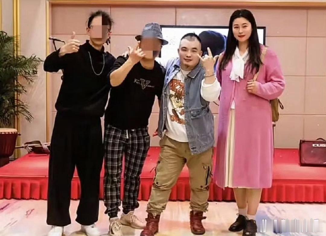 模特于娜和小自己十二岁的老公同框合照，两人站一块儿反差感特别明显，于娜身高高出丈