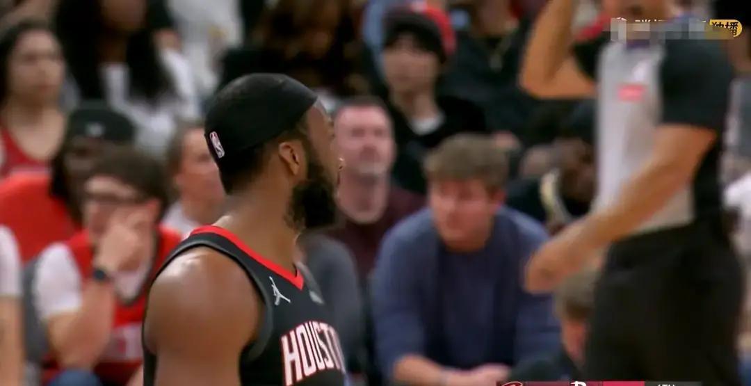 这个叫奥科吉的替补，刚用两记三分轰醒了火箭的板凳席。不是手感发热，是他休赛