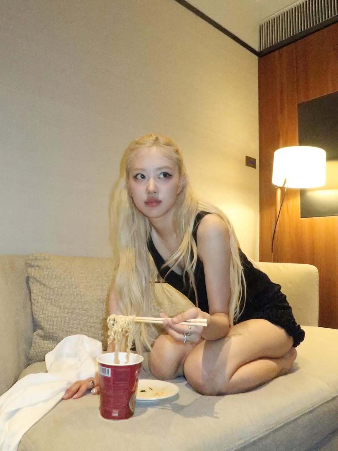 老马户的自拍她真的给人好邋遢的感觉。。。难怪早期随团捐献东西时，只有她捐的旧牛仔