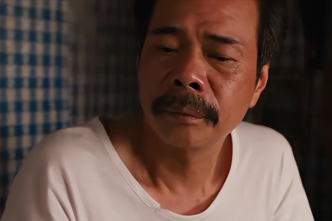 《给阿嬷的情书》谢南枝的酒鬼父亲，才是整部影片最被低估的温柔。他永远手里攥着酒