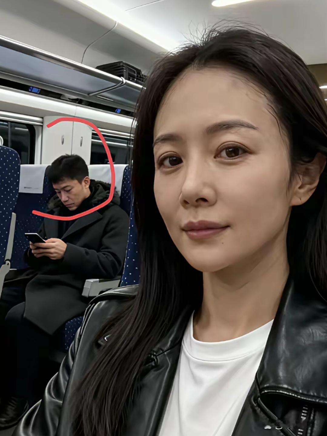 今天在高铁🚄上遇到这个男人，看上去很像一个明星，真想上前要个联系方式[比心]