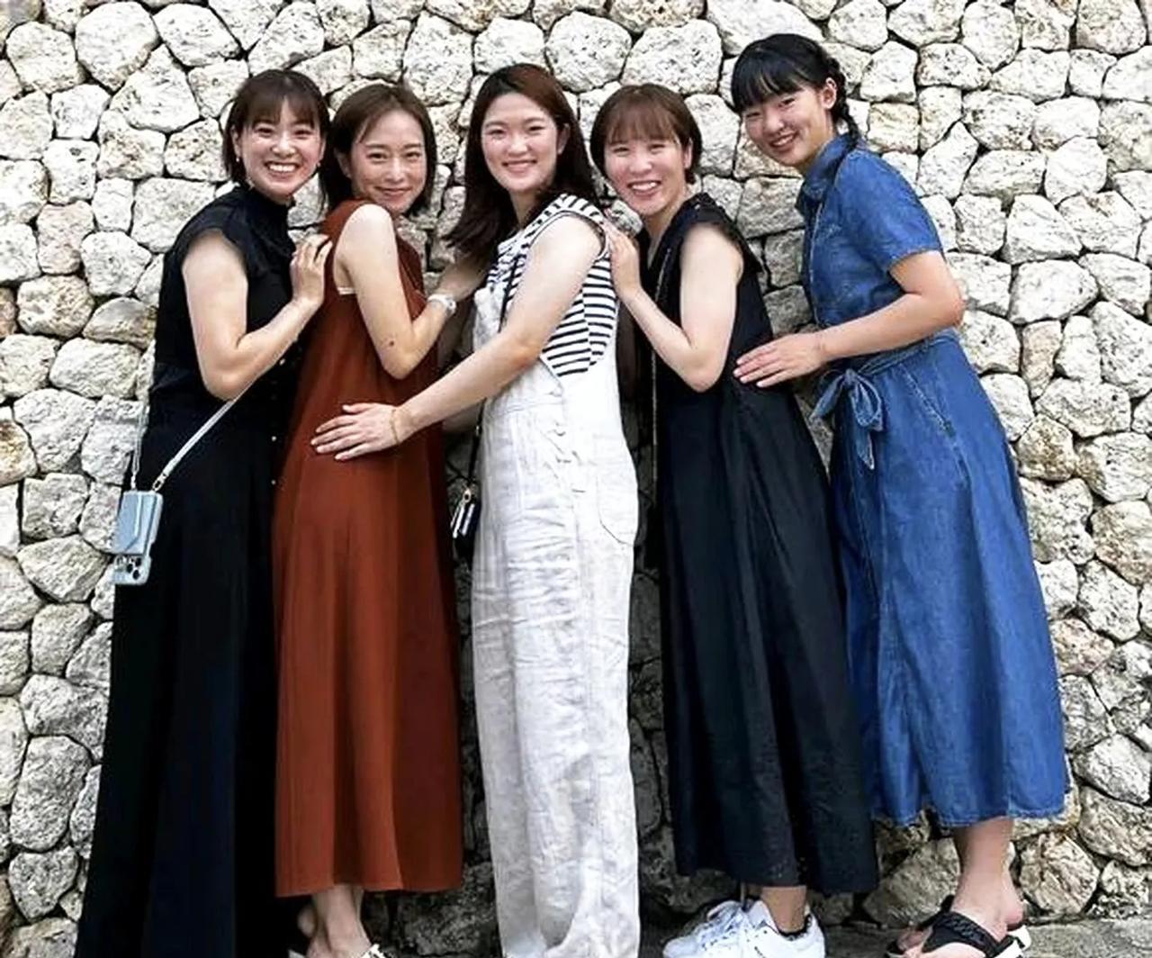 人靠衣装马靠鞍，脱下球服，让人眼前一亮，个个都是美女嘛！长崎美柚、石川佳纯、木原
