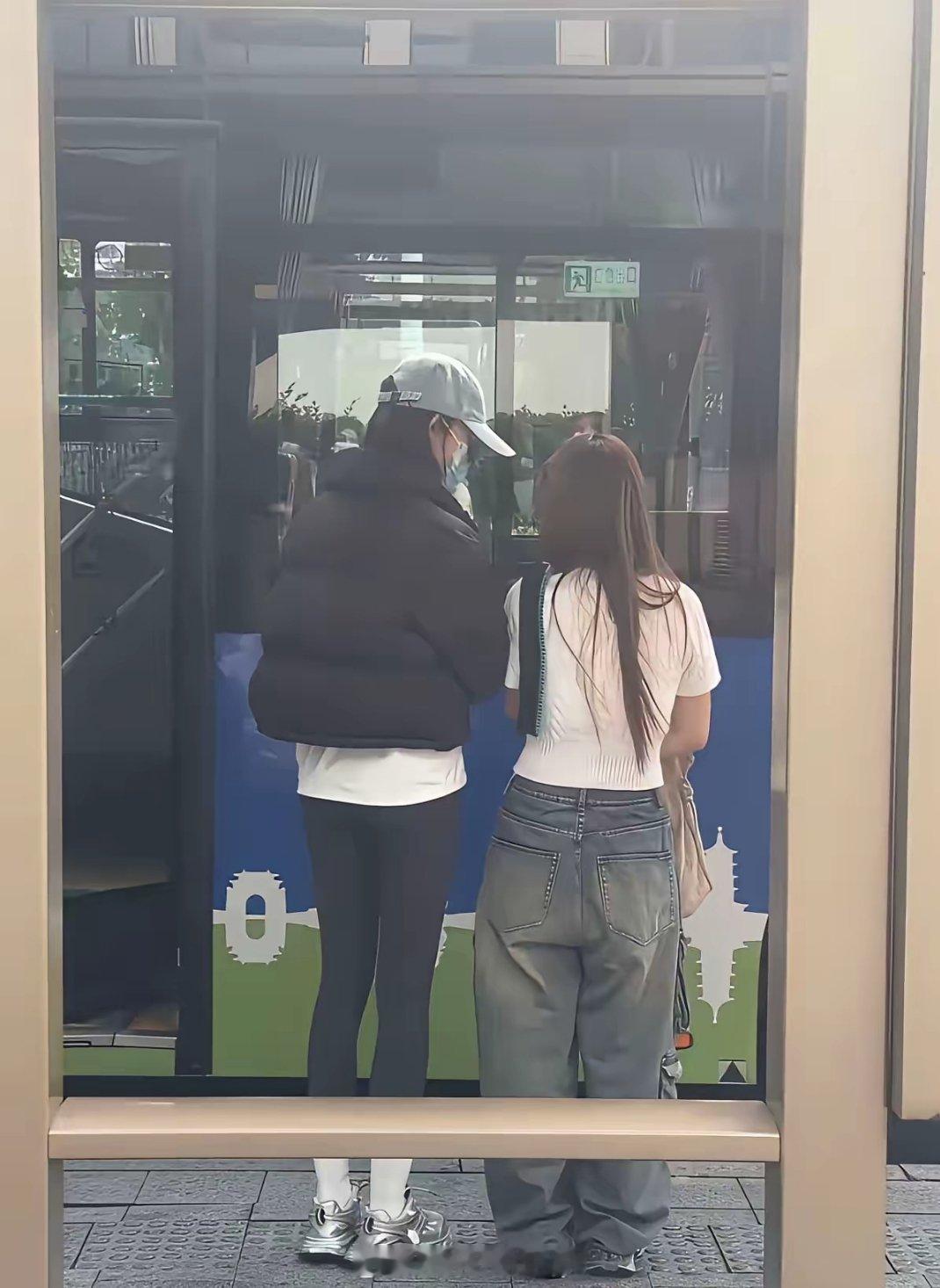 这样一对比，果然矮个子穿瑜伽裤好看点