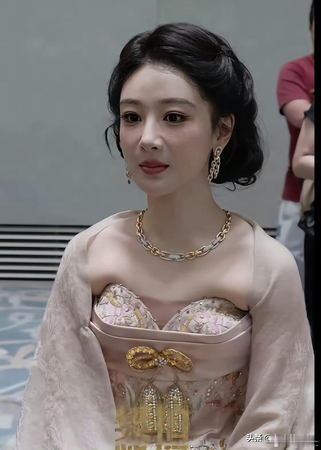 红毯生图曝光，杨紫面部气质和早年差别明显，好多网友直呼和高叶撞型，氛围感完全不一