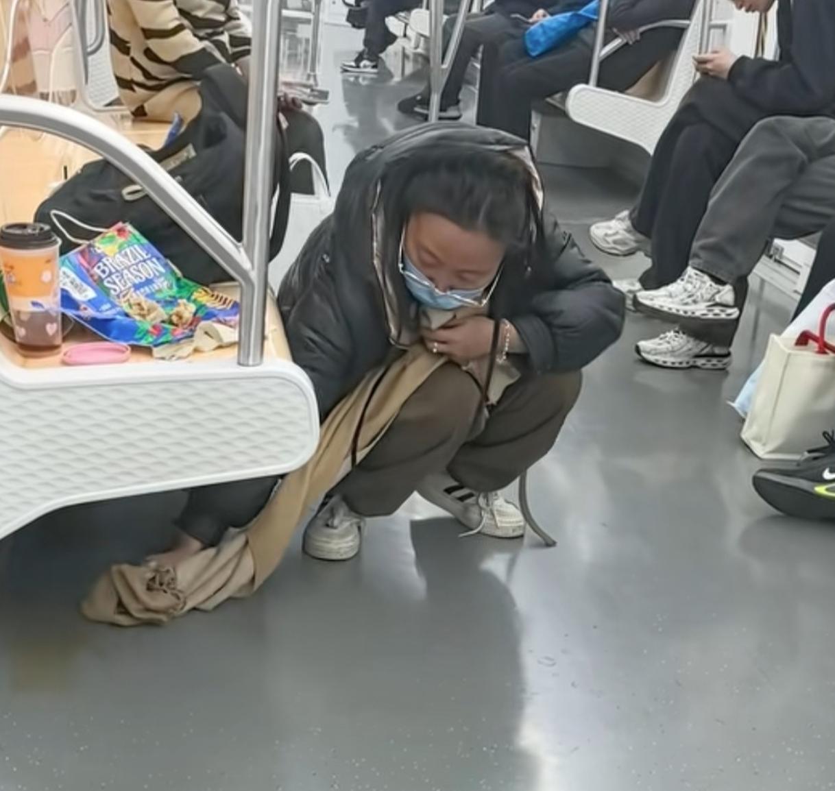 为名女生火了！江苏苏州，一女生乘坐地铁，期间不小心饮料洒在地上，女生身上纸不多，