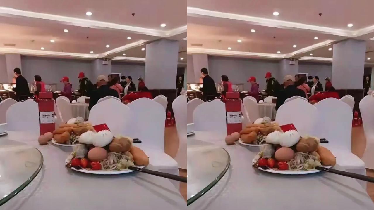 今早酒店吃自助早餐，邻桌两位老人直接惊到我了。趁他俩去倒豆浆的功夫瞅了眼，餐盘里