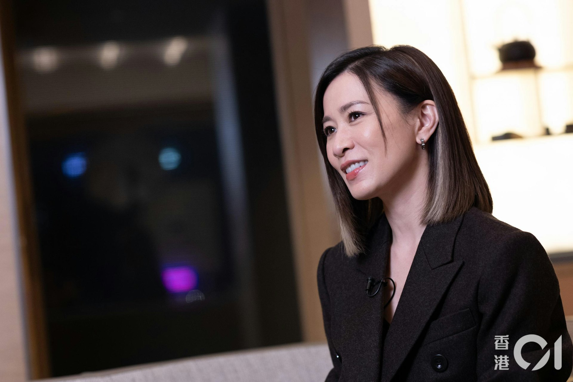 佘诗曼的入行经历像电视剧一样充满巧合：是好朋友帮忙报的名，再加上妈妈极力劝说，她