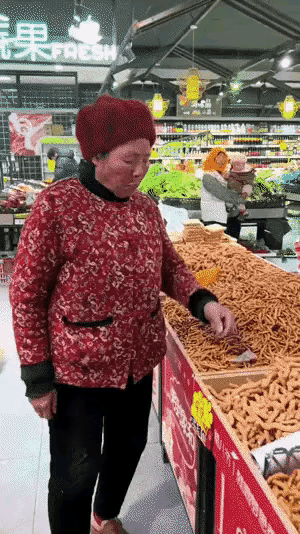 大娘饿了去超市，吃完甜品吃瓜子。导购来了不吐皮，真是脸不红不紫。因果循环