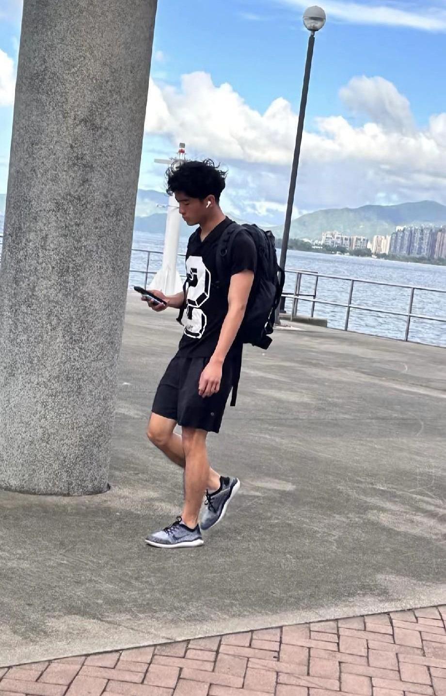 谢振轩的身高已经超过了180厘米。他不再是那个躲在妈妈身后的小孩。现在，他走