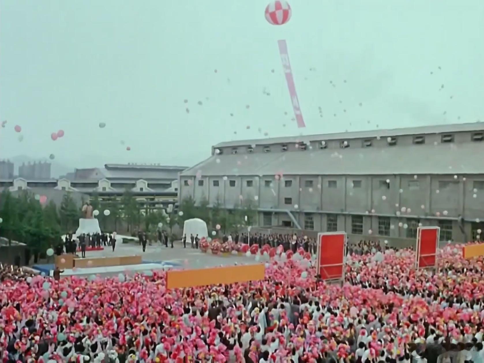 1979年5月，周恩来铜像在朝鲜咸兴市兴南化肥厂揭幕。这是世界上第一尊周总理的铜