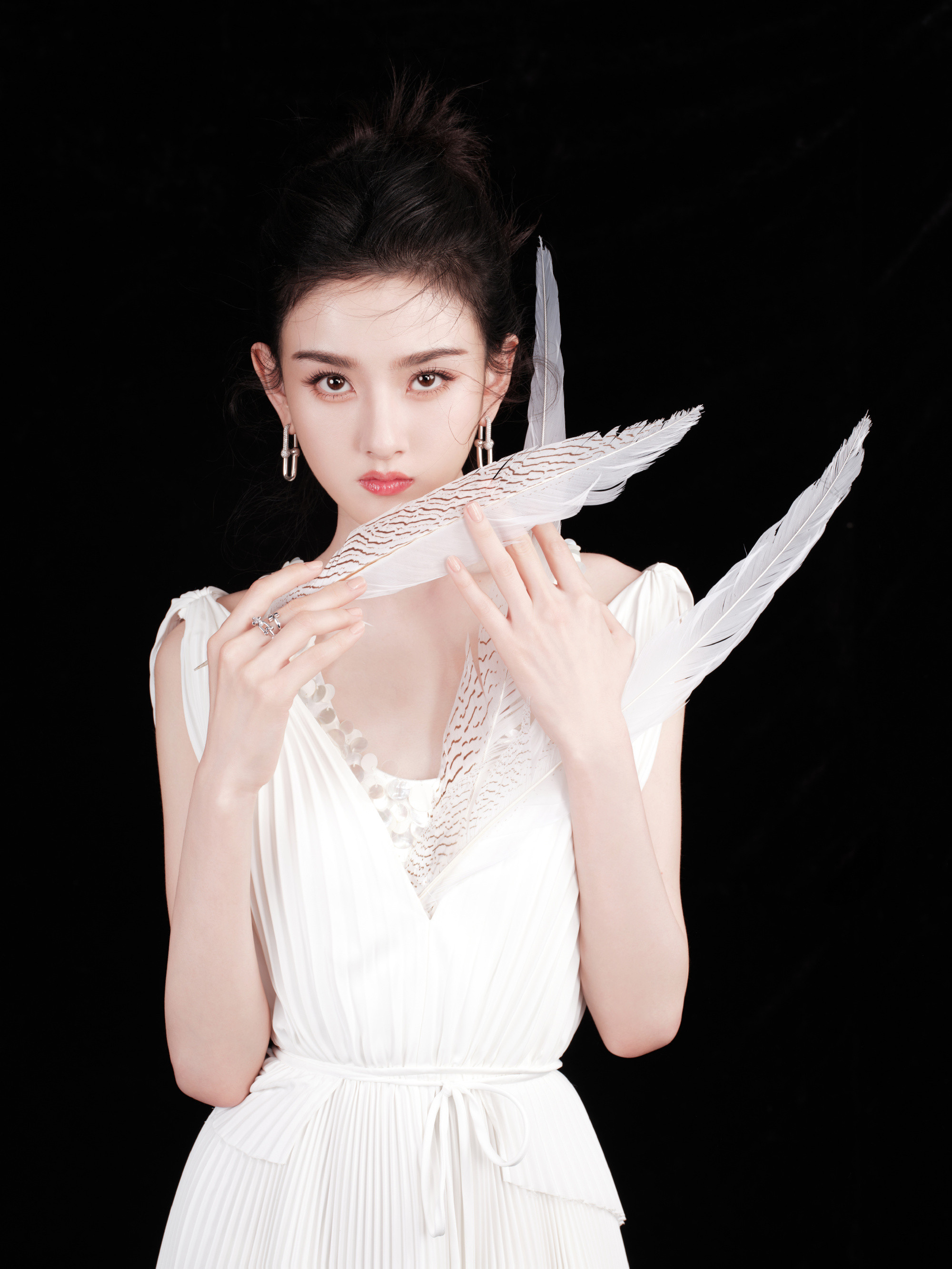 1.宋祖儿现在特别好相处，不争不抢，平台说什么她都听，所以平台也愿意给她资源。