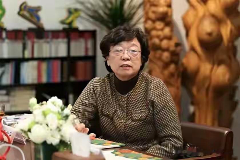 看了一下她的岁数70出头和俺娘差不多，但是，俺娘呢，现在在家里也领着退休金，虽然