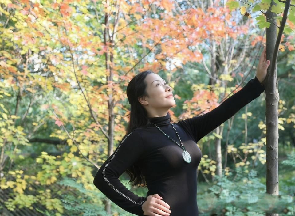 我的今日状态：😁轻松愉快我这里的天气：☀️晴天50岁姐姐身材依旧挺拔。5