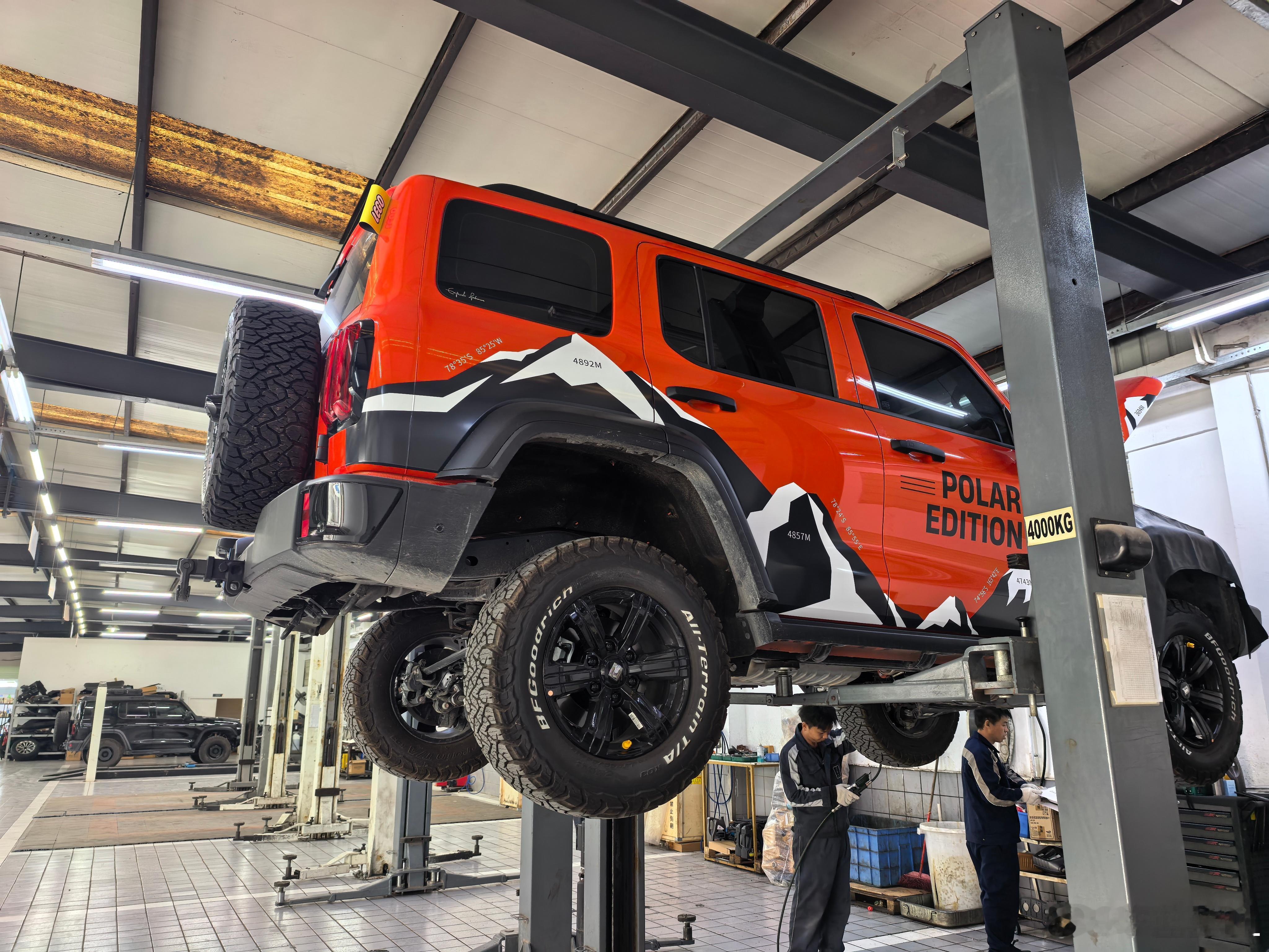 事实证明，坦克的表显油耗也是有偏差的。上一箱油跑了931公里去加的油。加了71.