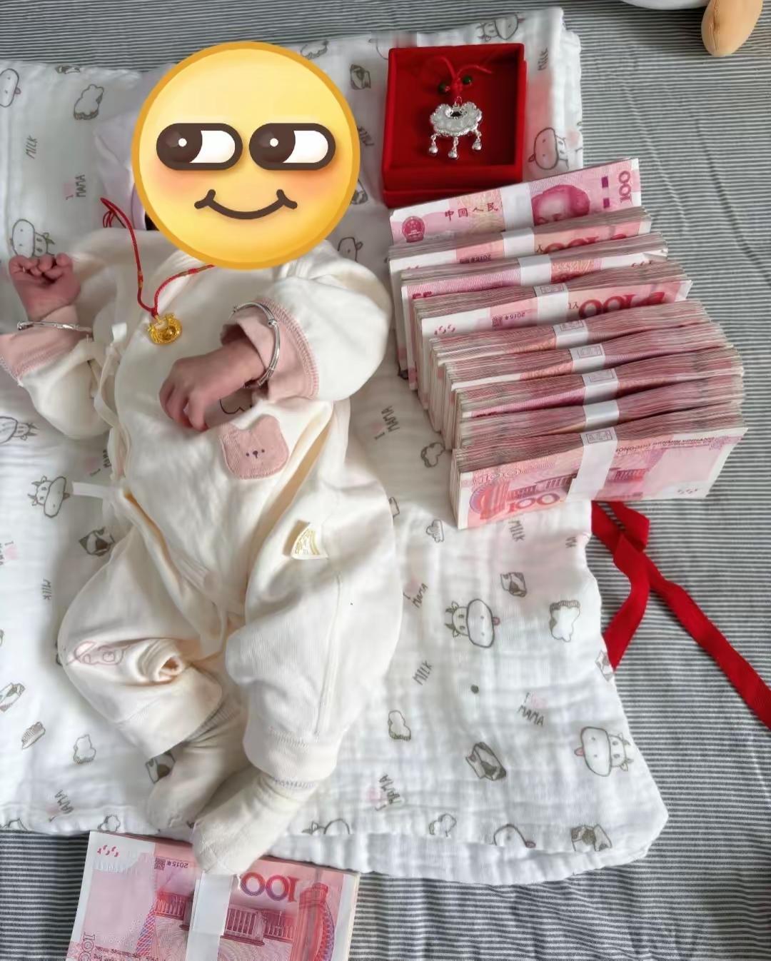 这样的儿媳妇你们喜欢吗?这是一个宝妈发的图片,她儿子满月了,婆婆送来10万元