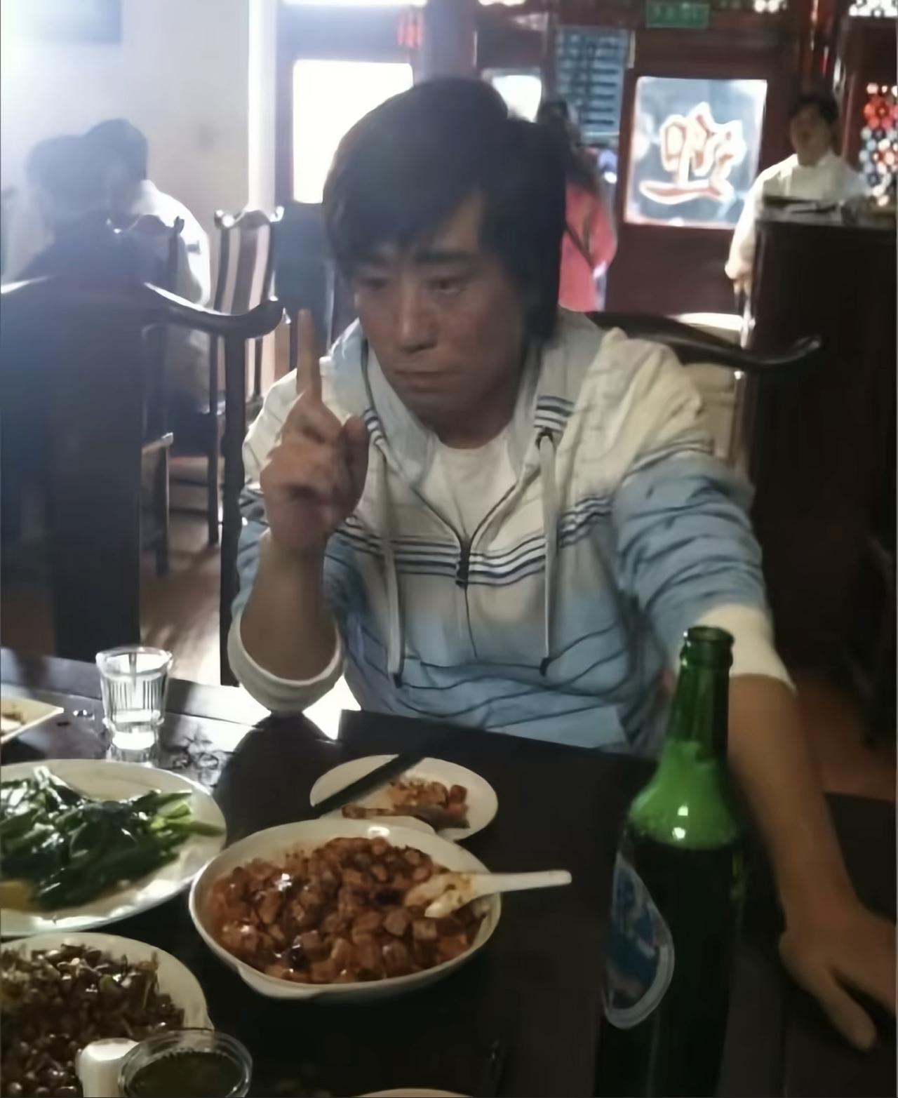 早期的于和伟坐在那里吃饭的画面，看着还很年轻的样子。于和伟在演艺圈是大器晚成