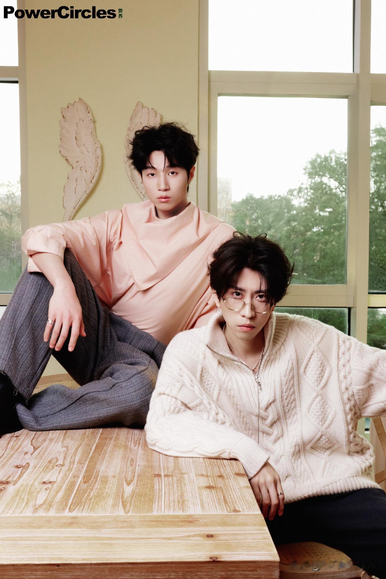 近日，喜剧演员孙天宇和蒋易一同拍摄时尚杂志封面，两人长相都特别帅气，但我更喜欢孙