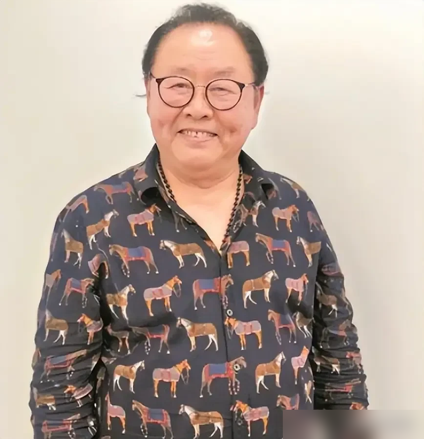 拍《西游记》六年，猪八戒总共拿了2200块，打车还被找了一张假50。马德华夏天裹着不透气的乳胶皮，一
