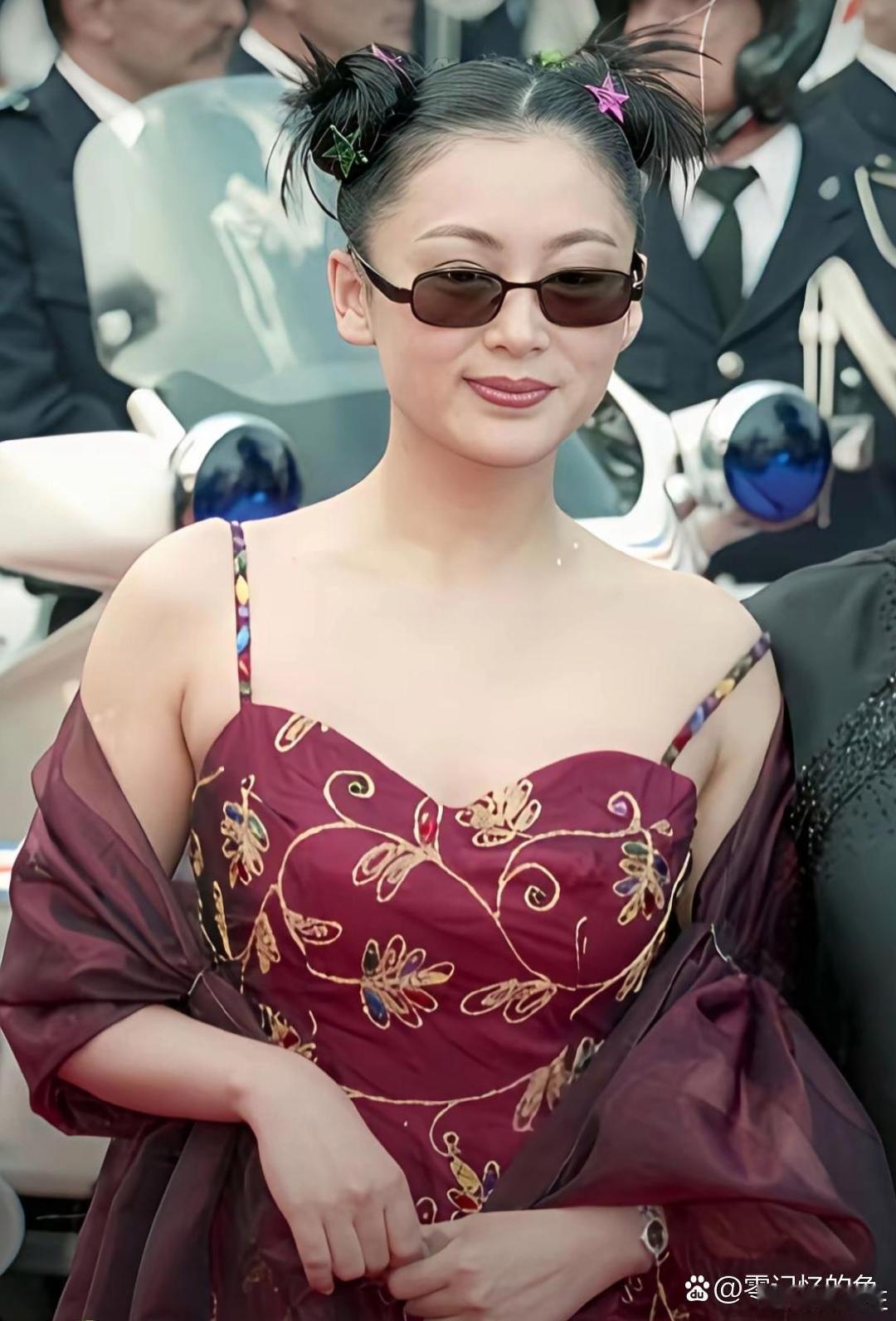 陈红年轻的时候不太会打扮。​