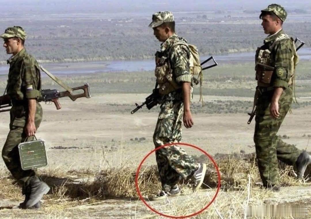 毛子为什么喜欢阿迪？倒不是因为阿迪在苏联就有卖。而是苏联自己就能产阿迪。1980