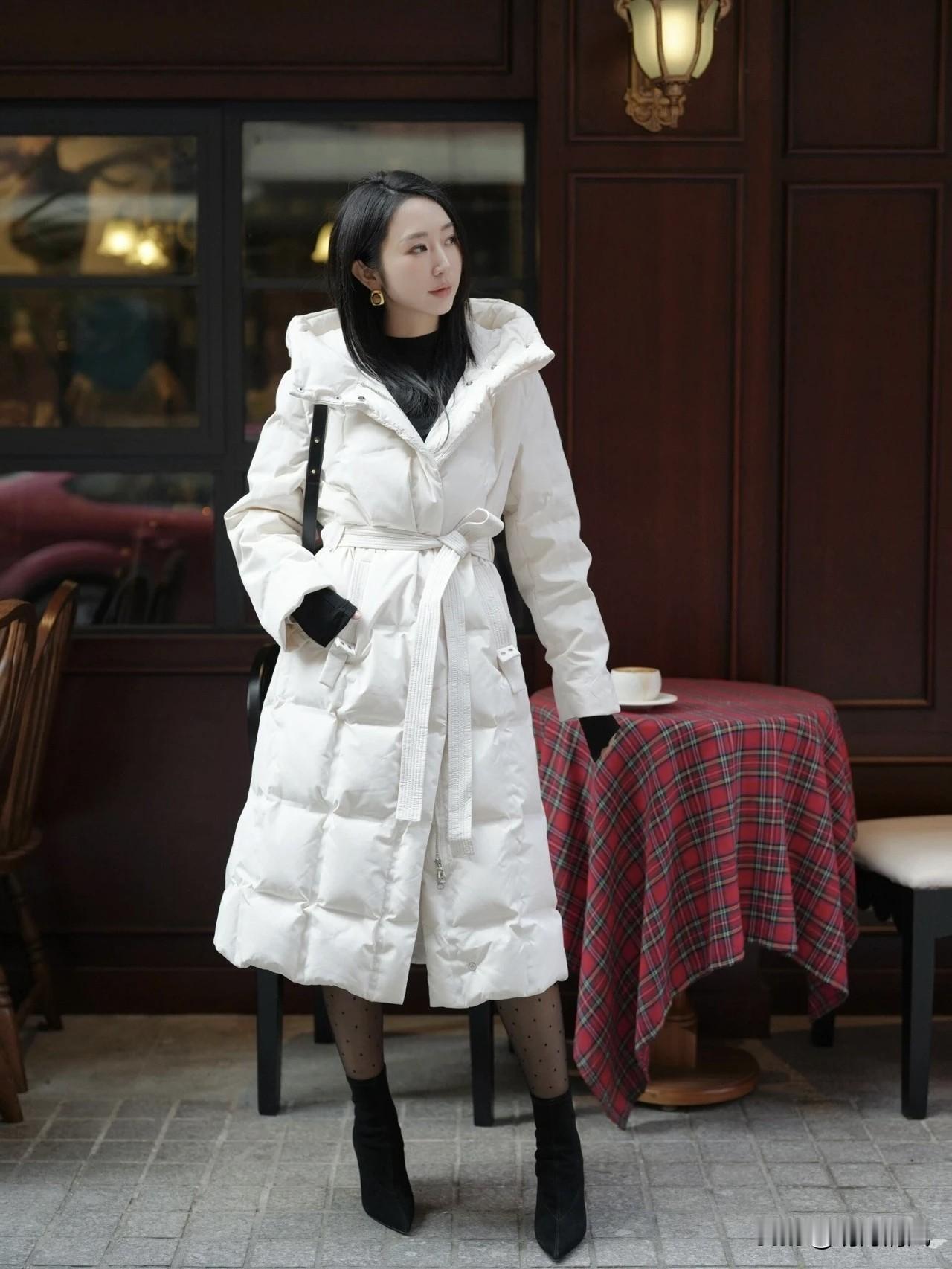 长款羽绒服，大概就是冬天写给我们的一封“情书”。它用蓬松柔软的轮廓，把风雪和寒意