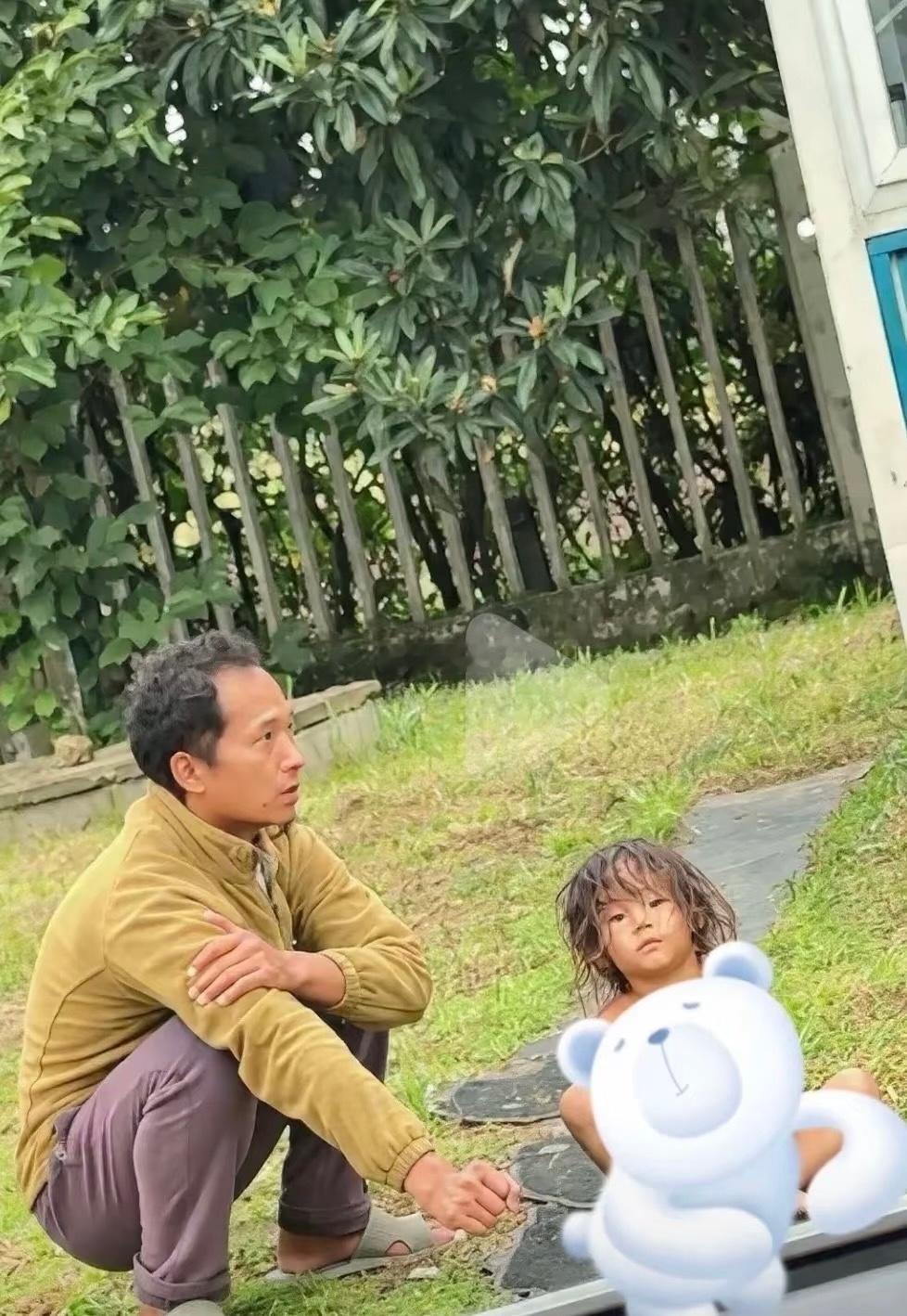 野人小孩事件后续，父亲也发声了，他解释了为什么不给小孩穿衣服，是因为孩子小时候经