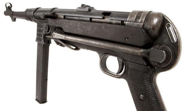 二战时德国的MP40冲锋枪超厉害。它是德国军工杰作，跟着德军横扫欧洲，让盟军吃尽