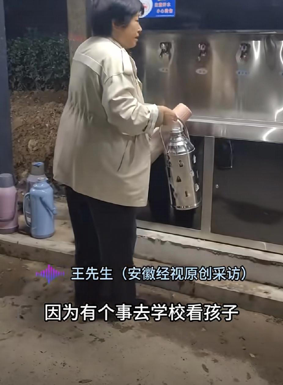 男子夜访学校目睹暖心一幕！11月1日晚，河南周口的王先生去学校看孩子，发现学校的