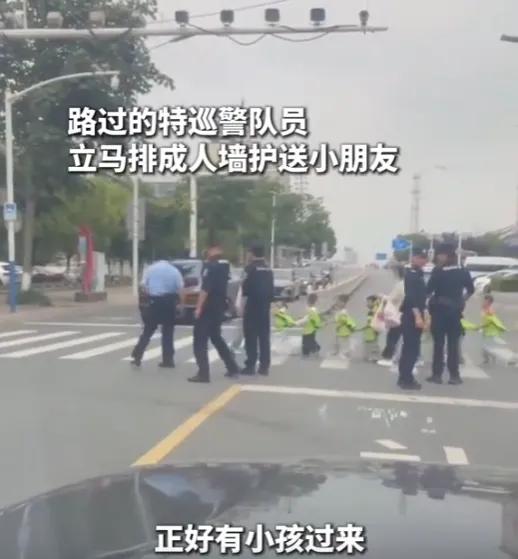 但评论区有一条留言很耐人寻味：“我一点都不羡慕新娘，我羡慕那群孩子。”这话真