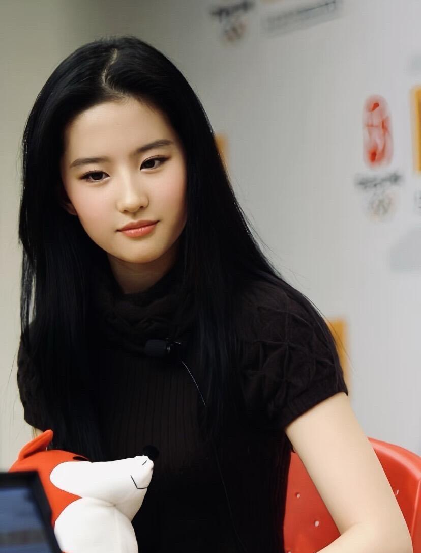 这才是比朱琳都要美的一个女演员，清新，漂亮，大方，集美貌和演技于一身的大明星，年