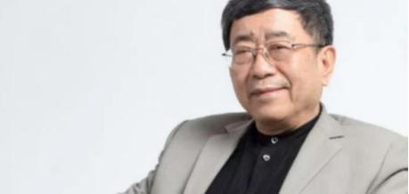 在当年火爆全国的青歌赛赛场上，主持人现场考问"小桥流水人家"的下一句，紧张的歌手