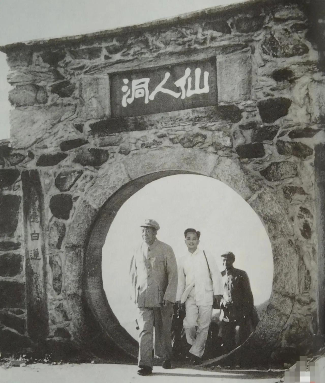1961年夏，伟人第二次登上庐山。彼时，国家发展面临诸多挑战，他在庐山主持召开