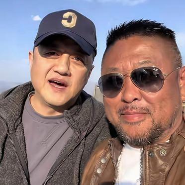 大年初四，李亚鹏在大理见的人不是亲戚。作家大冰、铁成、小黑。几个人围坐一桌，背