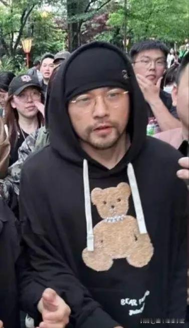 周杰伦在街头走路被友人搀扶，被网友偶遇，状态极差，被人热议，曾经风光无限的周杰伦
