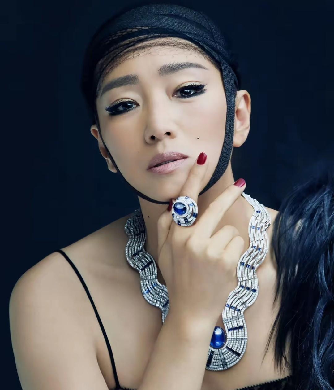 看巩俐这妆造，有点像京剧演员妆化到一半的感觉，这是啥造型啊！气质没得说，但是很像