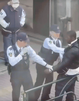日本，警察在街头巡逻时，发现外籍非法滞留人员。在抓住后，其中一人对讲机摇人支援，