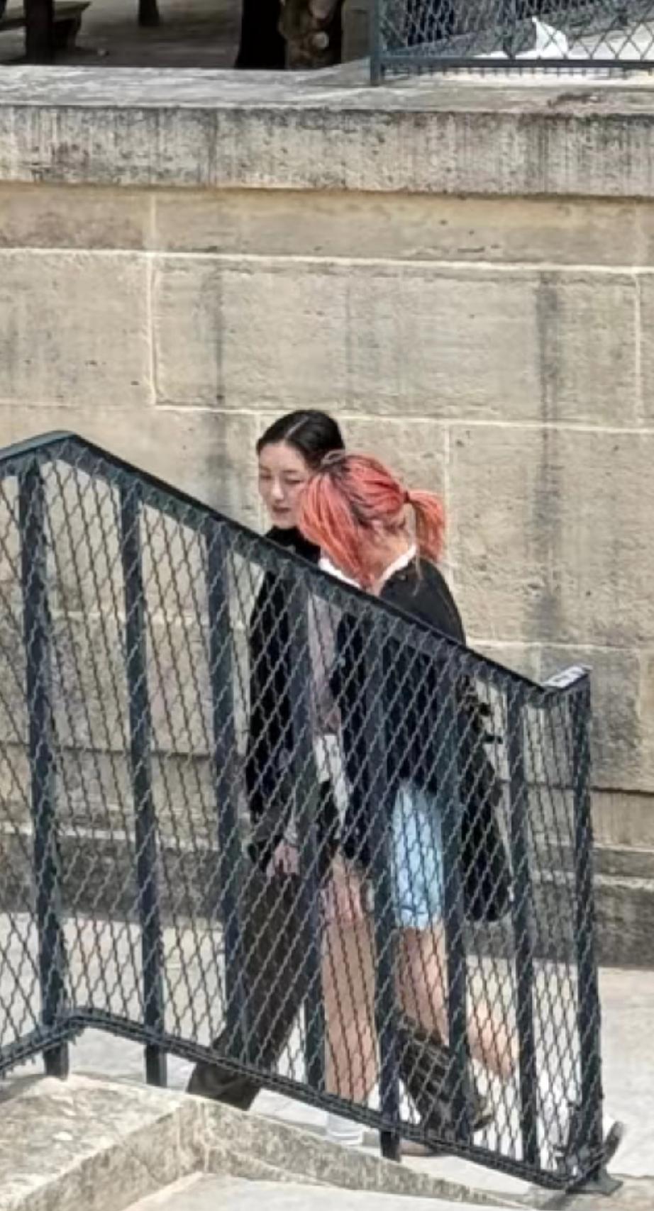 王菲女儿李嫣在巴黎被偶遇，她现在的穿搭和气质是越来越像王菲了，又瘦又高还腿长，皮