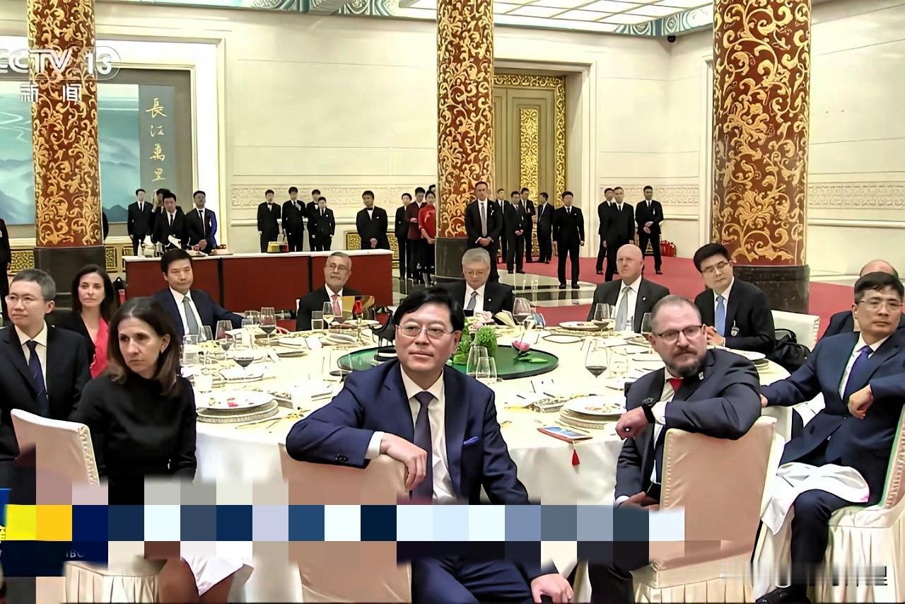看到那份欢迎晚宴的出席名单，雷军和杨元庆推杯换盏，视线却被四个缺席的名字死死锁住