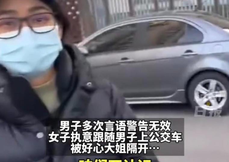 光天化日下，一个女生居然可以“没下限”到这种地步？北京，一男孩在等公交车时，